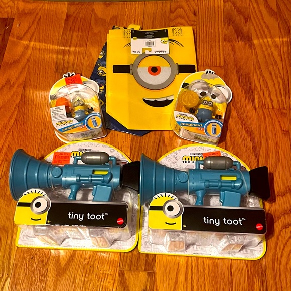 BRAND NEW: Minions Movie Toys (4) and Gift Bags (2) - Picture 1 of 7